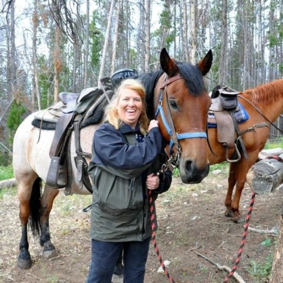 Hi I am Cindy welcome to my closet! - Picture 1 of 3